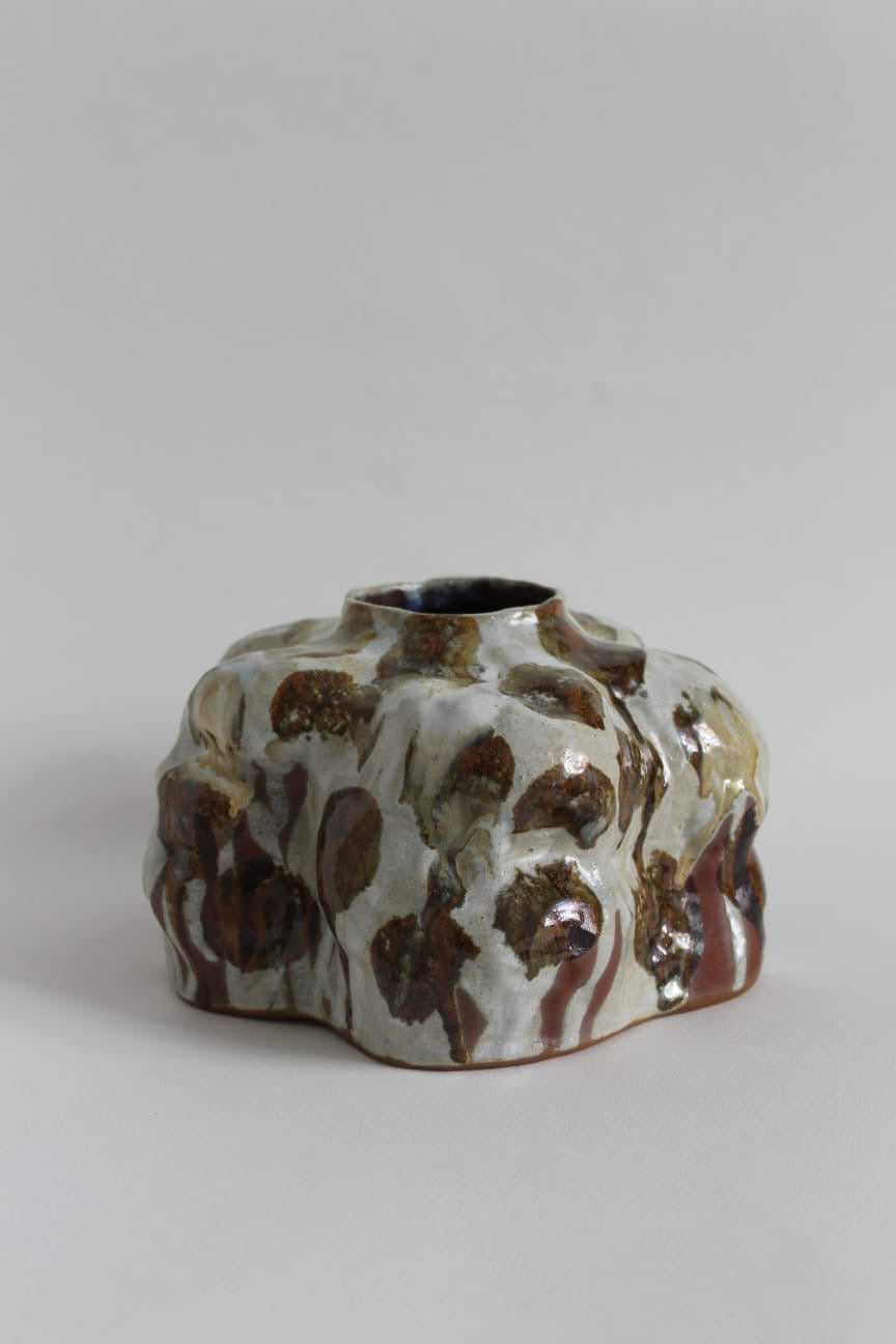 Forest Vessel — NIWA Ceramics, lys keramik med grønne og brune glasurpartier