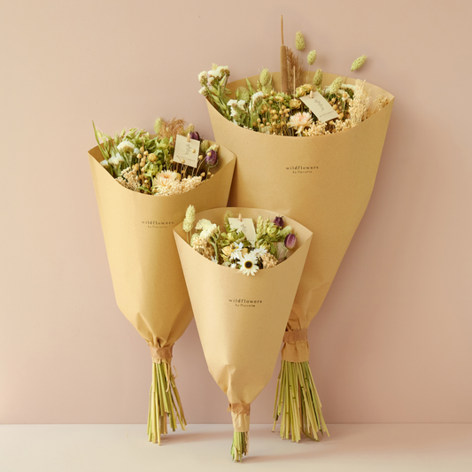 Field Bouquet — Natural fra Wildflowers by Floriëtte – de tre størrelser samlet