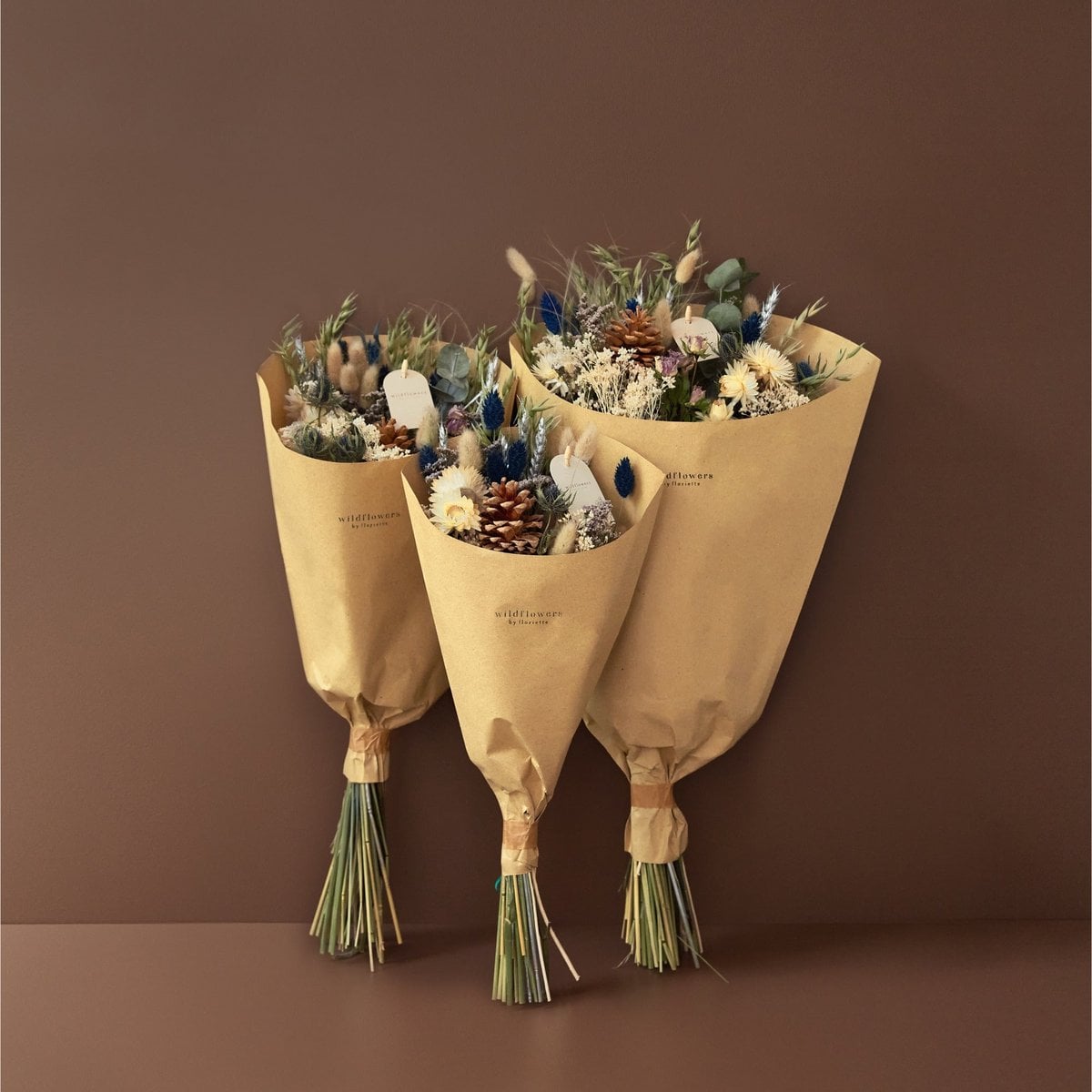 Field Bouquet — Silver Frost fra Wildflowers by Floriëtte – de tre størrelser samlet