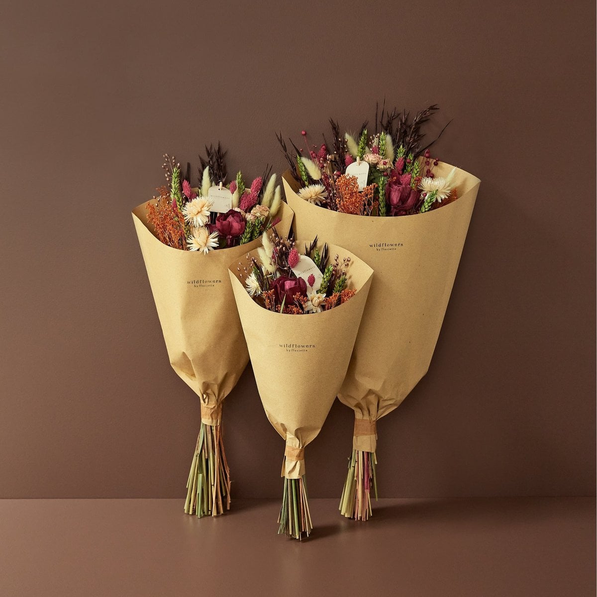 Field Bouquet — Wild Berry fra Wildflowers by Floriëtte – de tre størrelser samlet