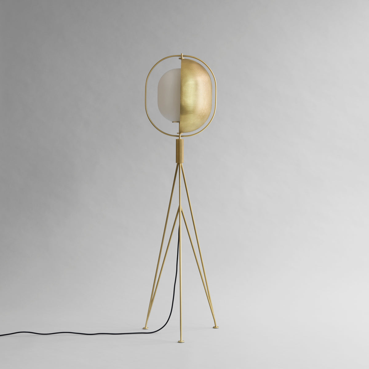 Pearl Floor Lamp – Brass fra 101 Copenhagen