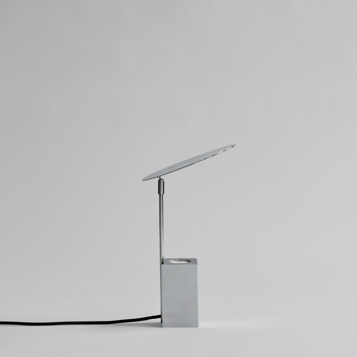 Reflect bordlampe i krom fra 101 Copenhagen med cirkulær reflektor og opalglas.