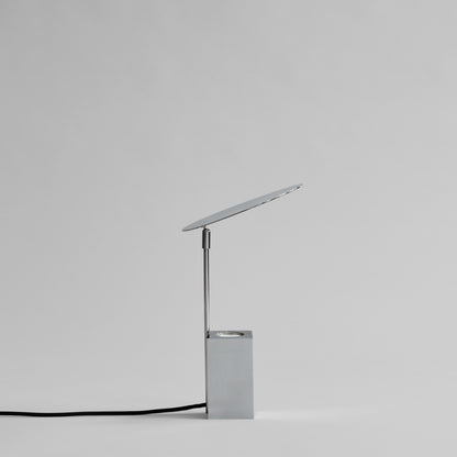 Reflect bordlampe i krom fra 101 Copenhagen med cirkulær reflektor og opalglas.
