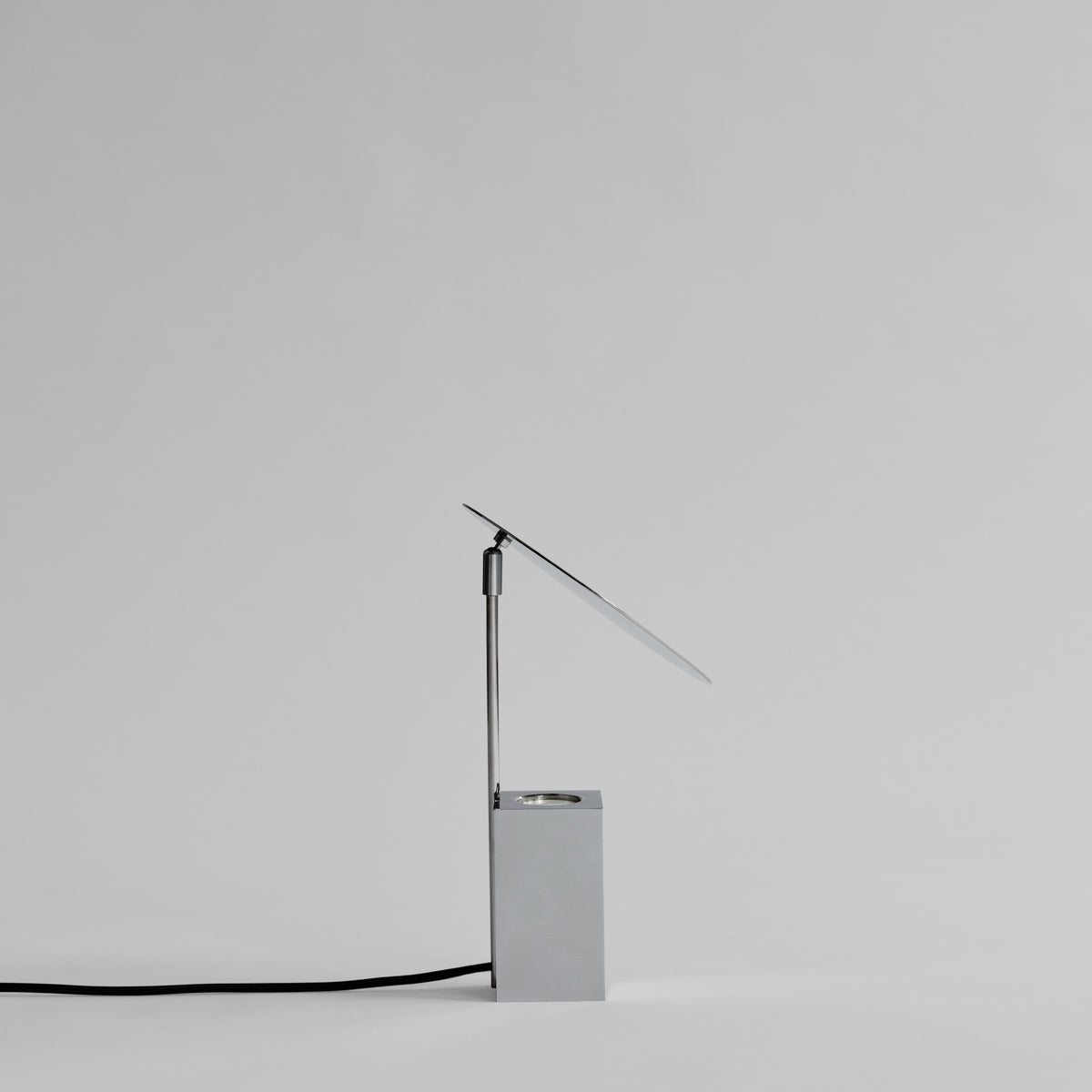 Reflect bordlampe i krom fra 101 Copenhagen med cirkulær reflektor og opalglas.