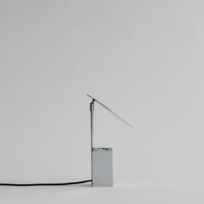 Reflect bordlampe i krom fra 101 Copenhagen med cirkulær reflektor og opalglas.