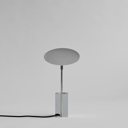 Reflect bordlampe i krom fra 101 Copenhagen med cirkulær reflektor og opalglas.
