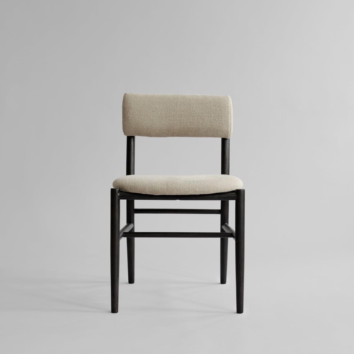Nama spisebordsstol fra 101 Copenhagen i Coffee Black Oak med hørpolstring, uden armlæn.