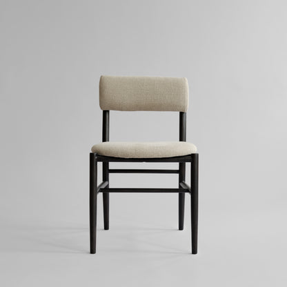 Nama spisebordsstol fra 101 Copenhagen i Coffee Black Oak med hørpolstring, uden armlæn.