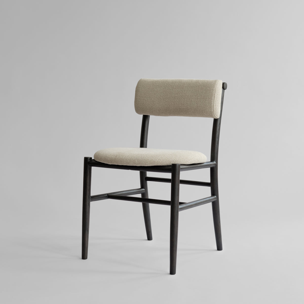 Nama spisebordsstol fra 101 Copenhagen i Coffee Black Oak med hørpolstring, uden armlæn.