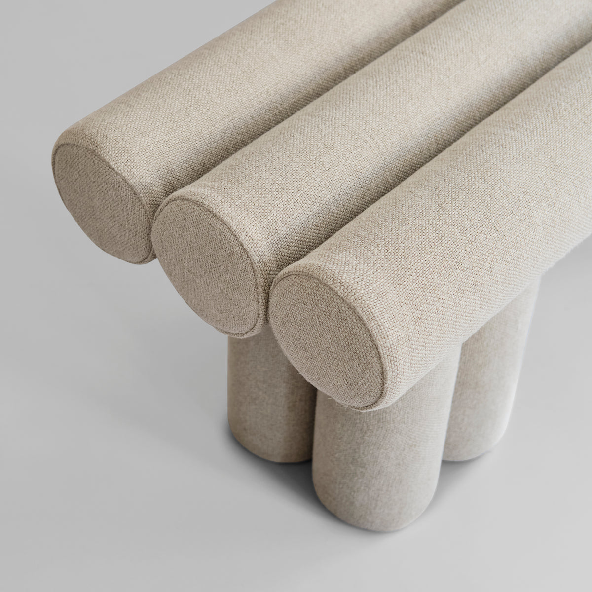Hiro Bench med Linen-polstring fra 101 Copenhagen.