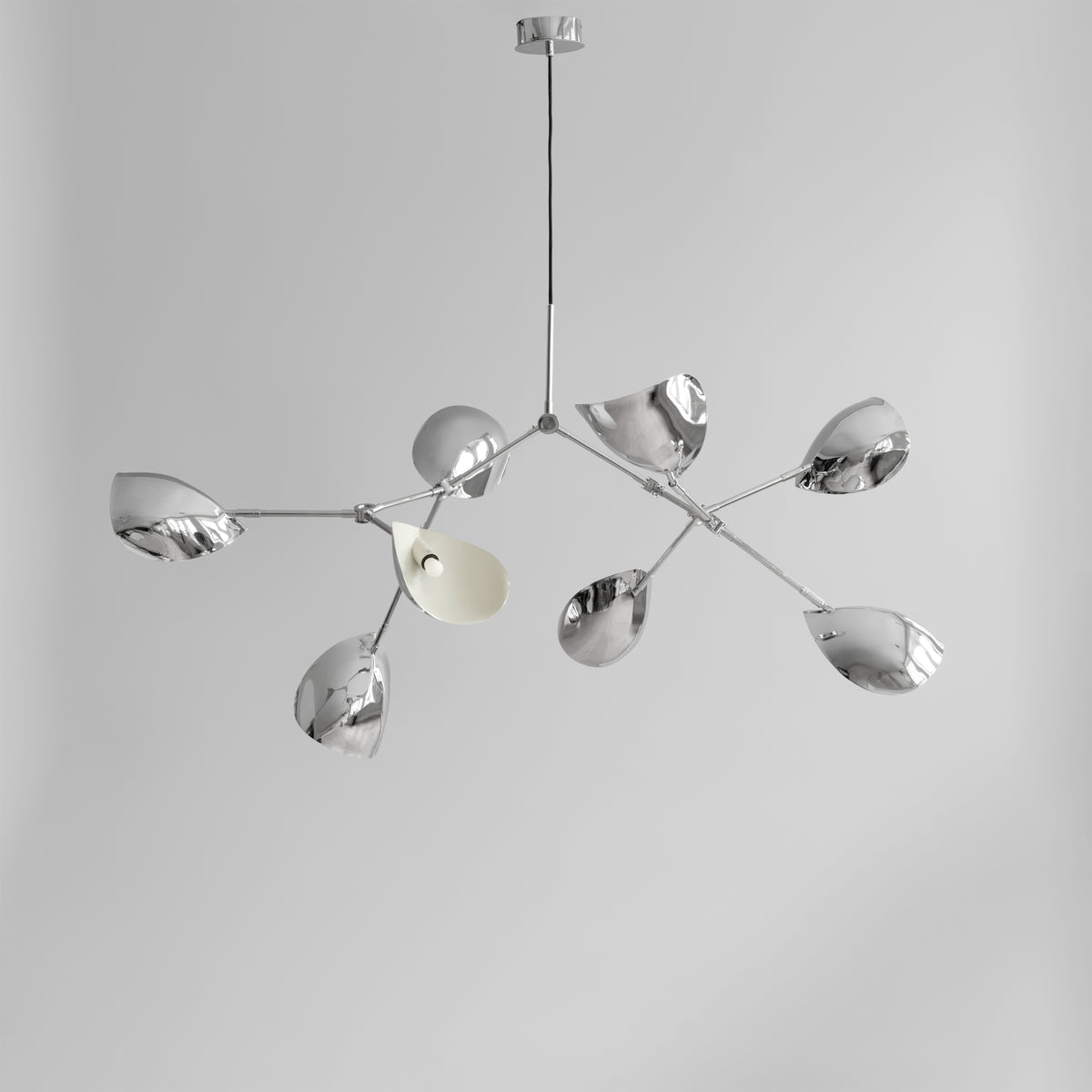 Stingray lysekrone i krom fra 101 Copenhagen med justerbare arme.