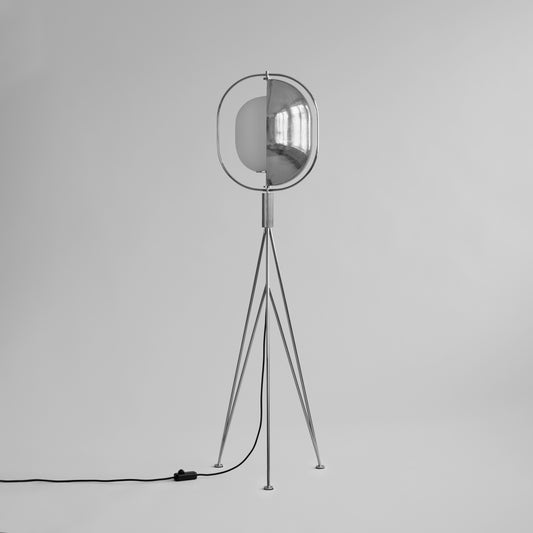 Pearl gulvlampe i krom med opalglas fra 101 Copenhagen.