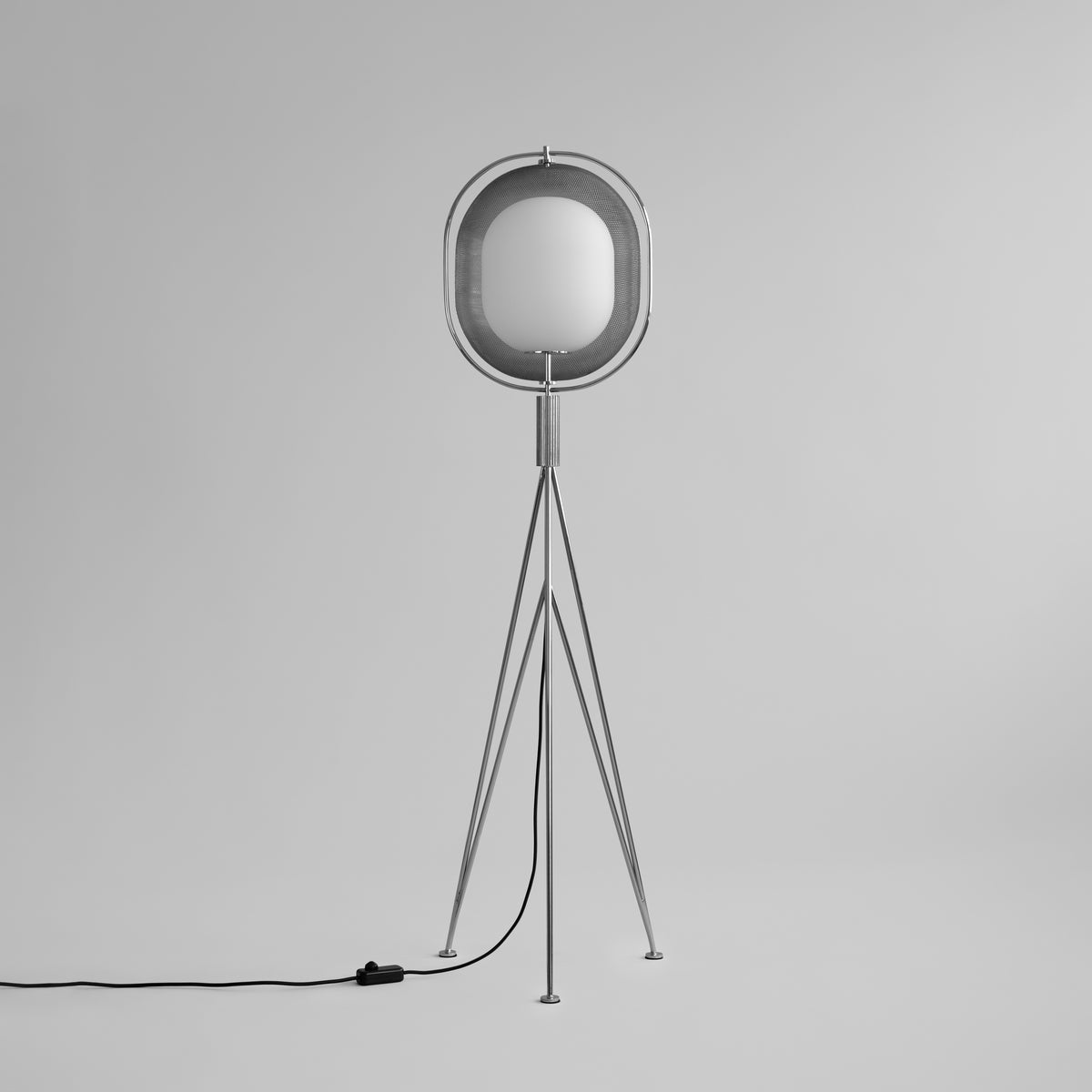 Pearl gulvlampe i krom med opalglas fra 101 Copenhagen.