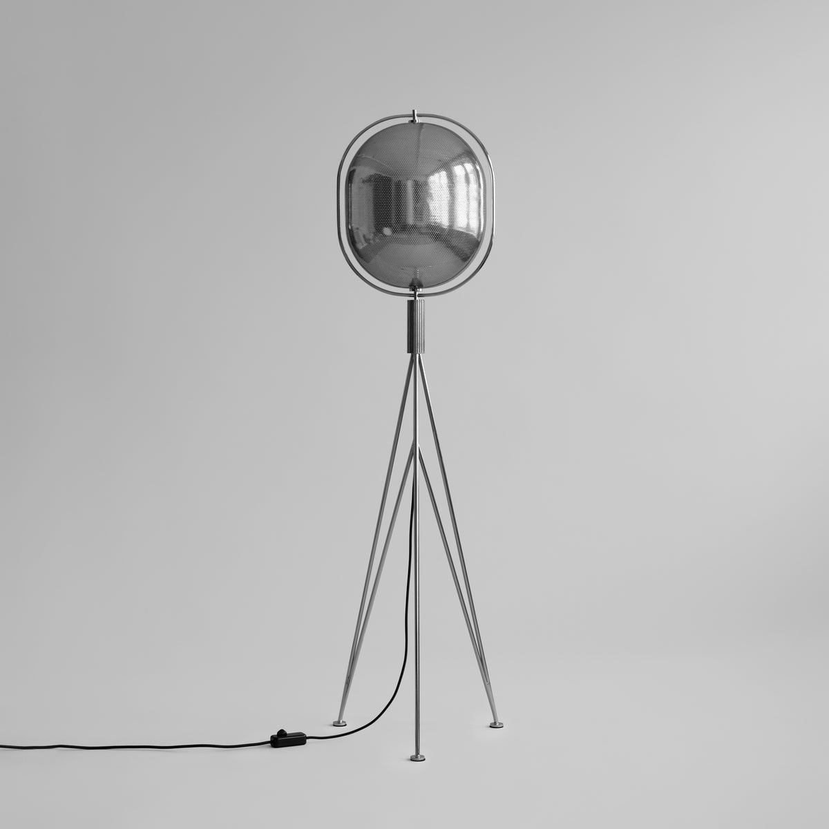 Pearl gulvlampe i krom med opalglas fra 101 Copenhagen.
