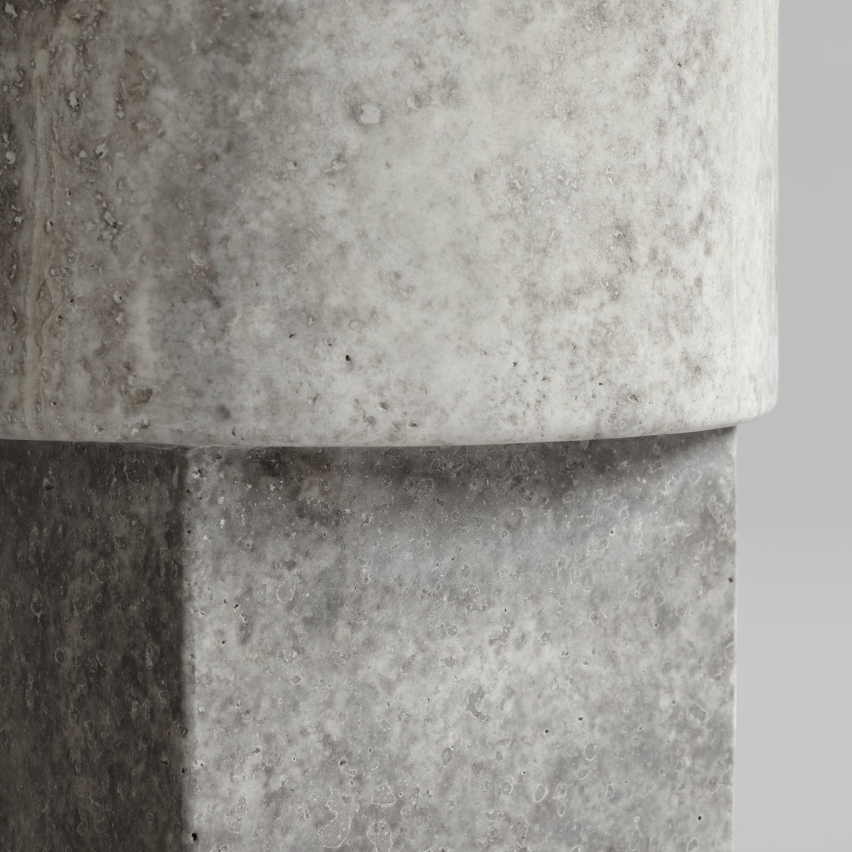 Column sidebord i Silver Travertine fra 101 Copenhagen.