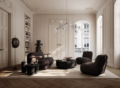 Toe loungestol i mørkebrunt tekstil fra 101 Copenhagen vist i et interiør.