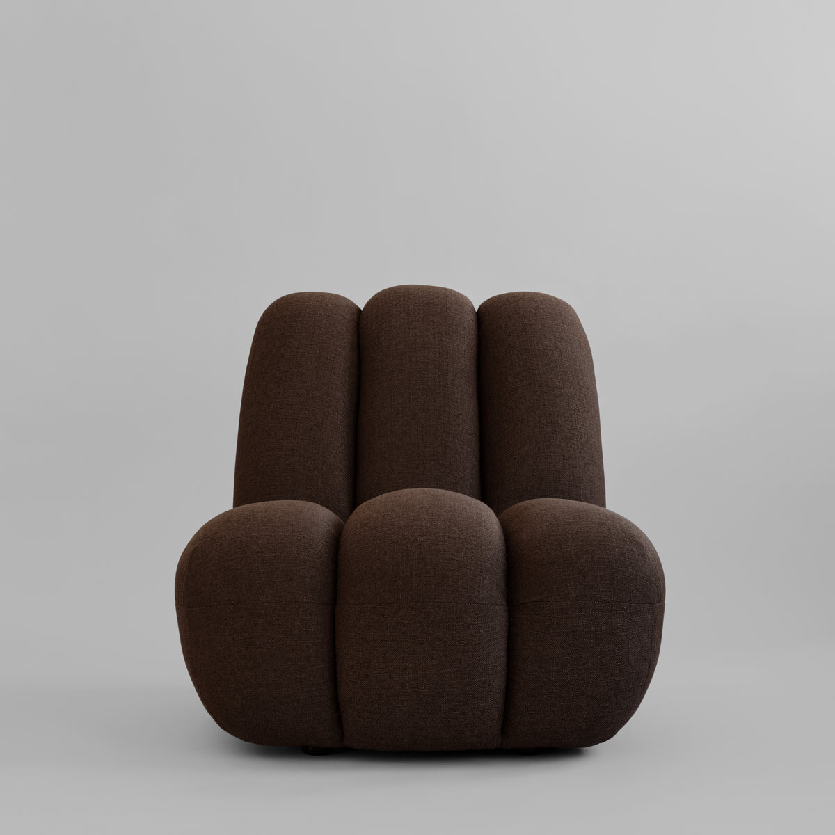 Toe loungestol fra 101 Copenhagen med polstring i mørkebrunt tekstil og lodrette felter.