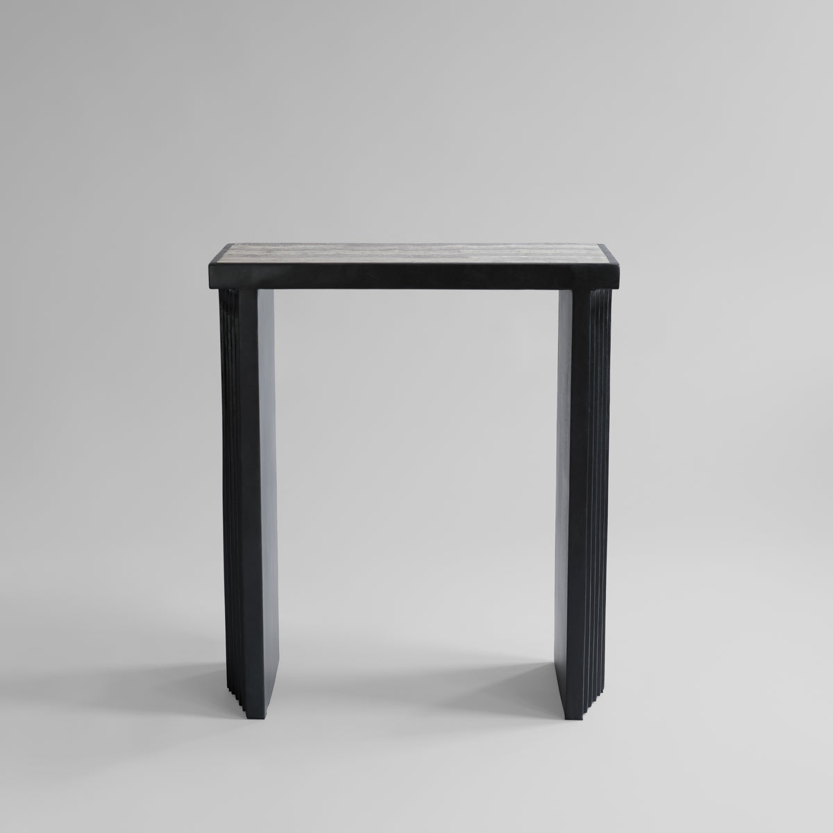 Arc konsolbord fra 101 Copenhagen med bordplade i Silver Travertine og base i Coffee-fiberbeton.
