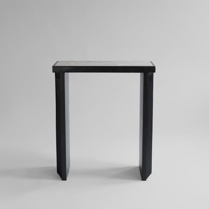 Arc konsolbord fra 101 Copenhagen med bordplade i Silver Travertine og base i Coffee-fiberbeton.