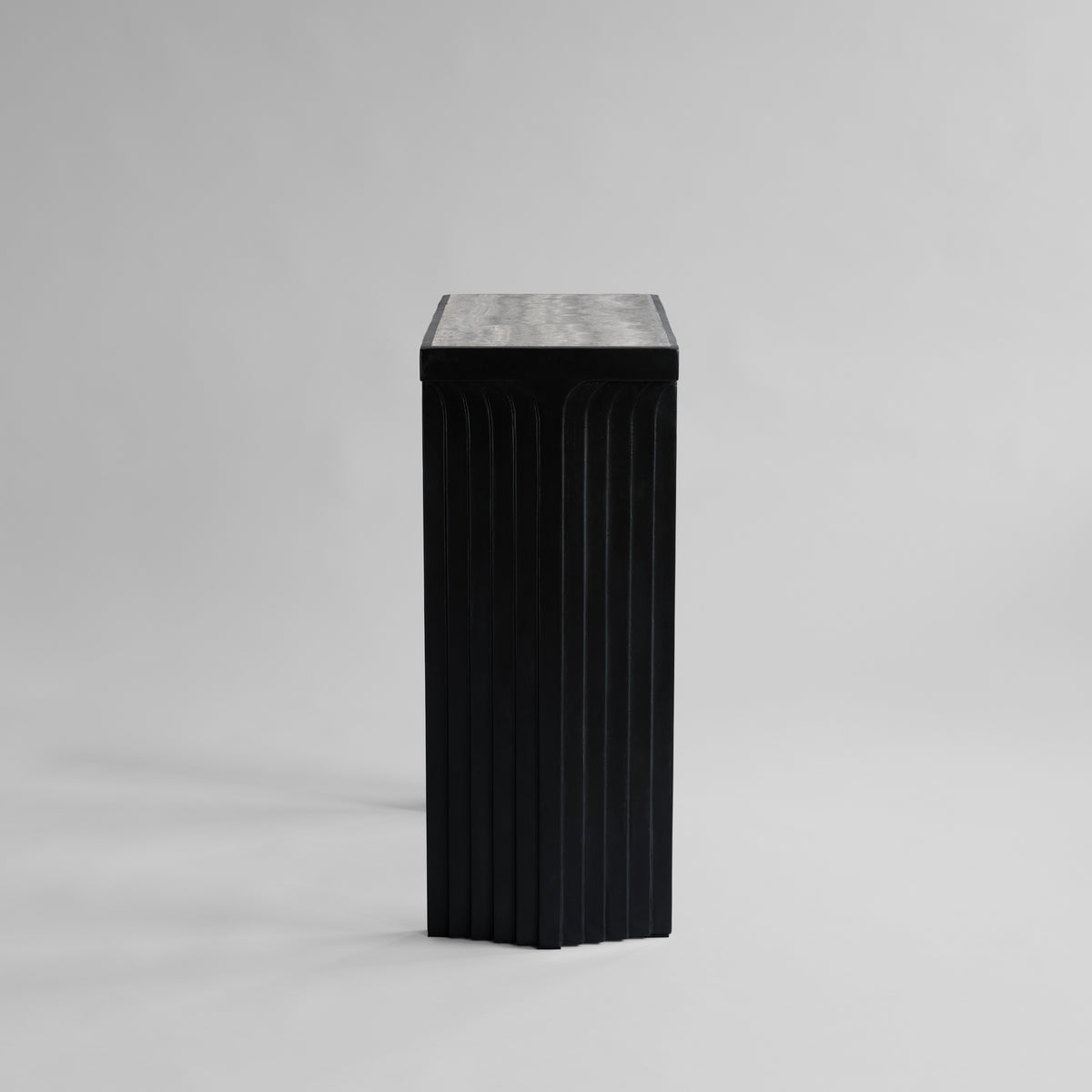 Arc konsolbord fra 101 Copenhagen med bordplade i Silver Travertine og base i Coffee-fiberbeton.