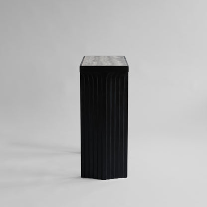 Arc konsolbord fra 101 Copenhagen med bordplade i Silver Travertine og base i Coffee-fiberbeton.