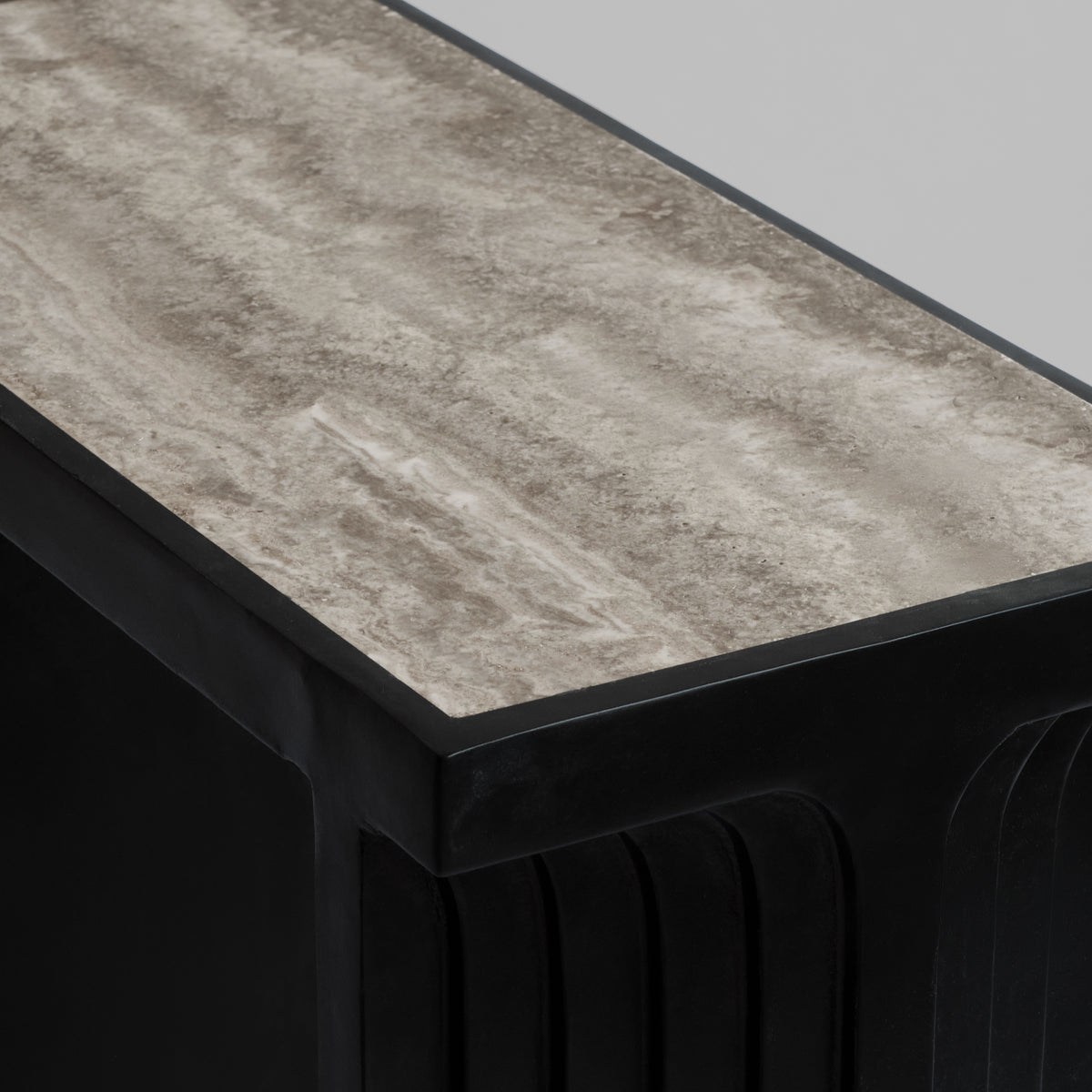 Arc konsolbord fra 101 Copenhagen med bordplade i Silver Travertine og base i Coffee-fiberbeton.