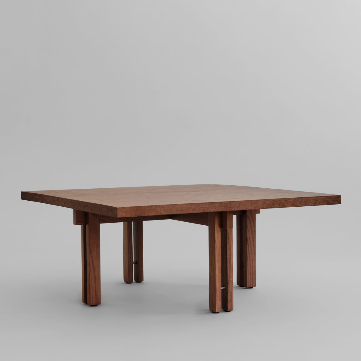 Plinth sofabord 80 × 80 cm fra 101 Copenhagen i massiv eg med Classic Brown-finish.