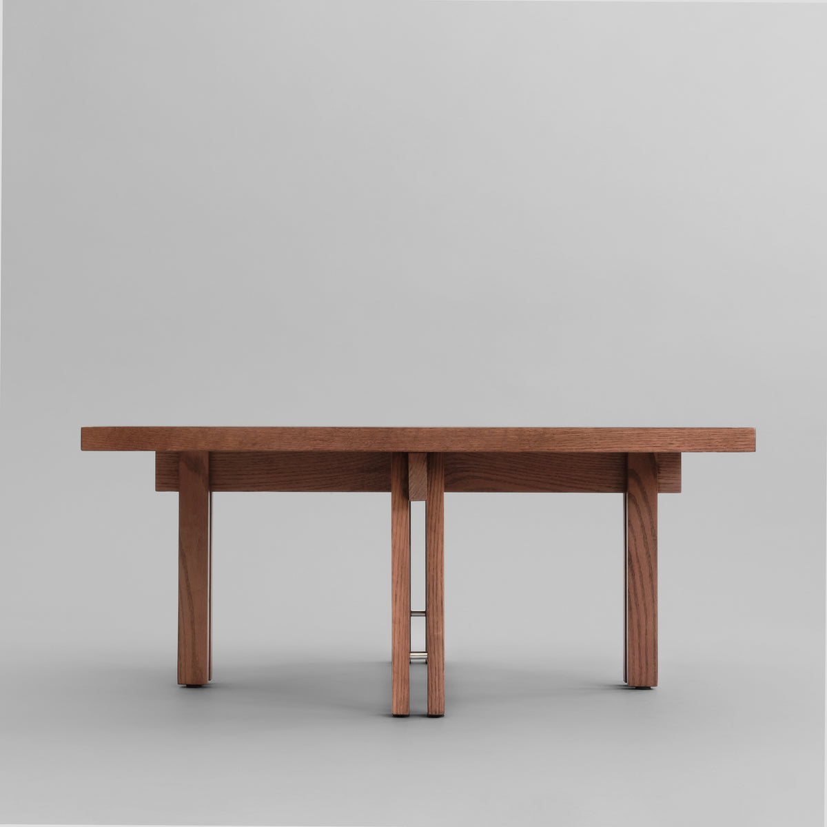 Plinth sofabord 80 × 80 cm fra 101 Copenhagen i massiv eg med Classic Brown-finish.