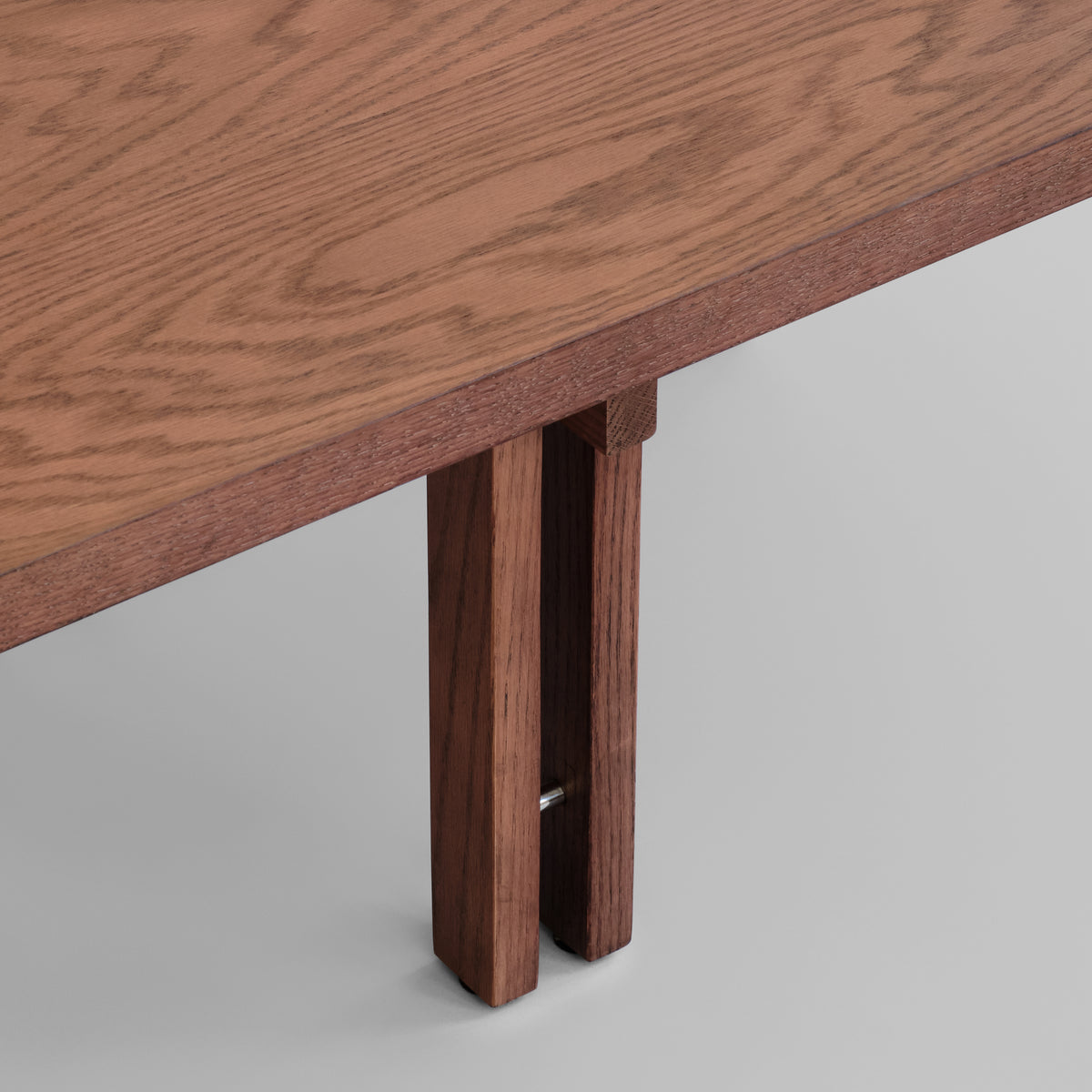 Plinth sofabord 80 × 80 cm fra 101 Copenhagen i massiv eg med Classic Brown-finish.