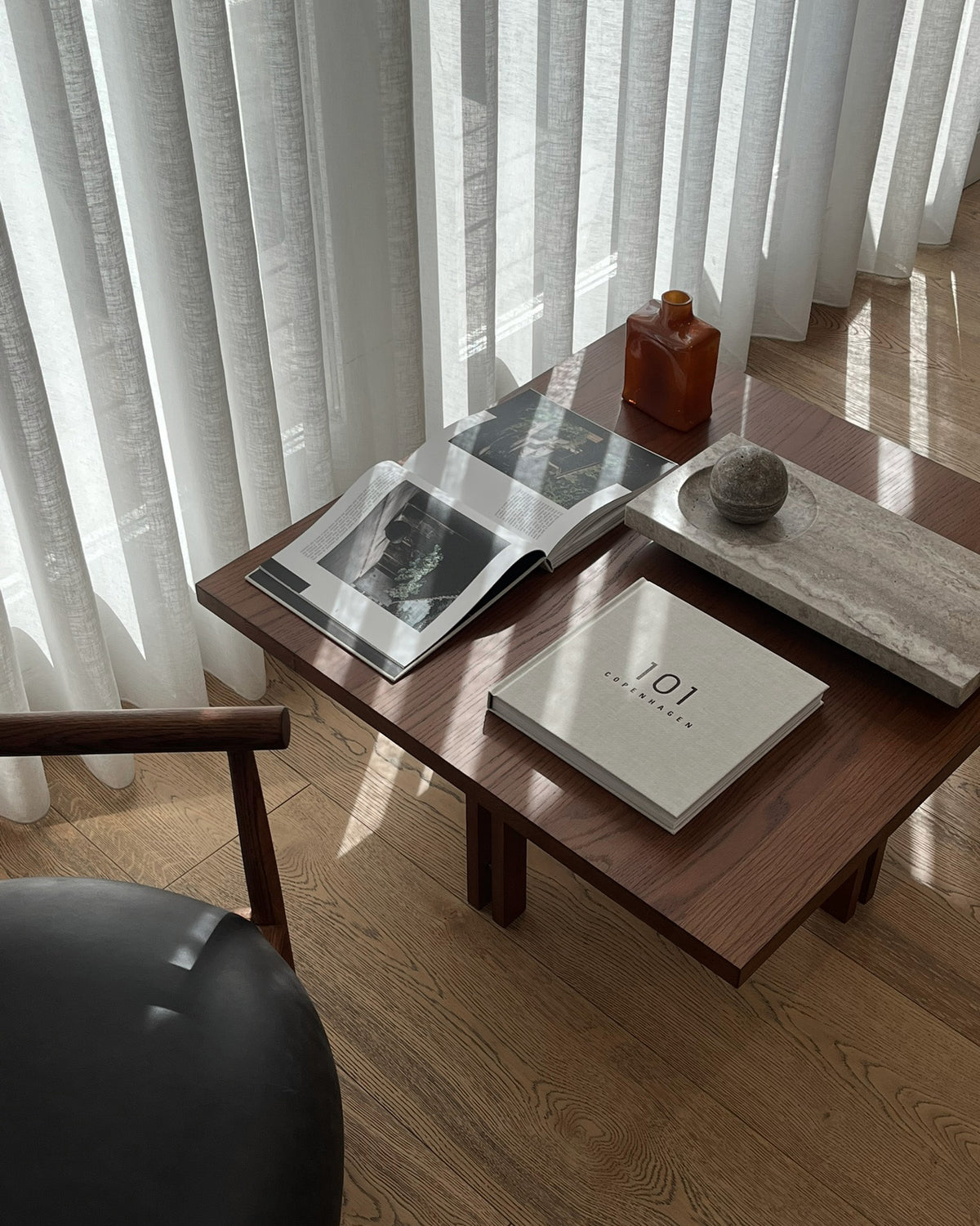 Plinth sofabord 80 × 80 cm i Classic Brown Oak fra 101 Copenhagen vist i et interiør.
