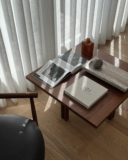 Plinth sofabord 80 × 80 cm i Classic Brown Oak fra 101 Copenhagen vist i et interiør.