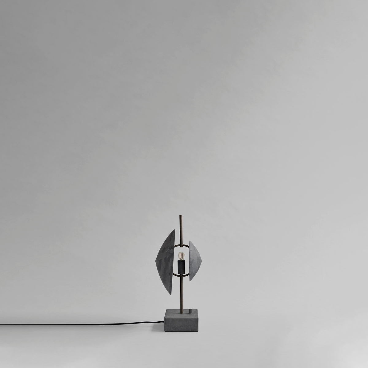 Dusk Table Lamp – Oxidized fra 101 Copenhagen – alternativ visning
