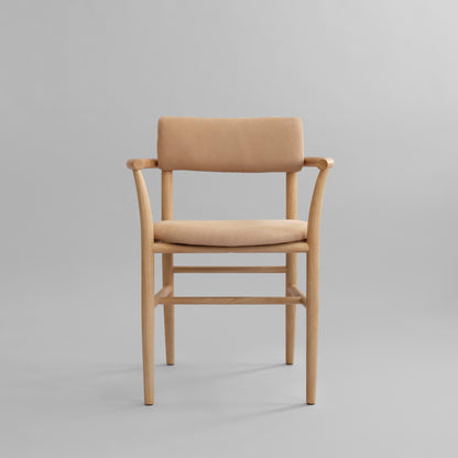 Nama Dining Chair Armrest – Natural Oak / Nubuck fra 101 Copenhagen