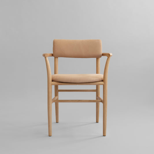 Nama Dining Chair Armrest – Natural Oak / Nubuck fra 101 Copenhagen