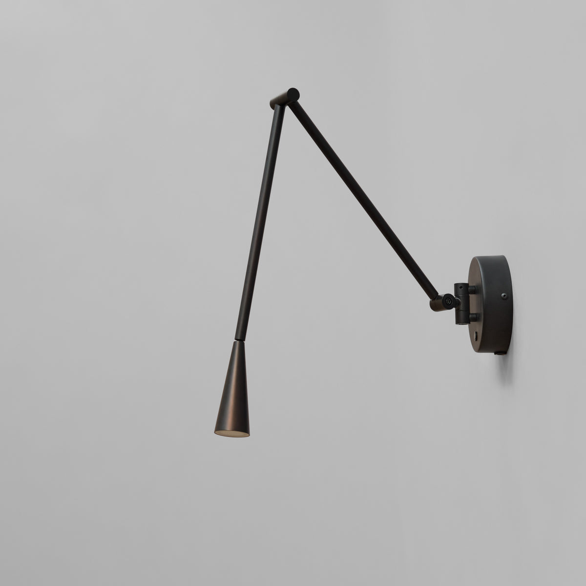 Snake Wall Lamp – Burned Black fra 101 Copenhagen