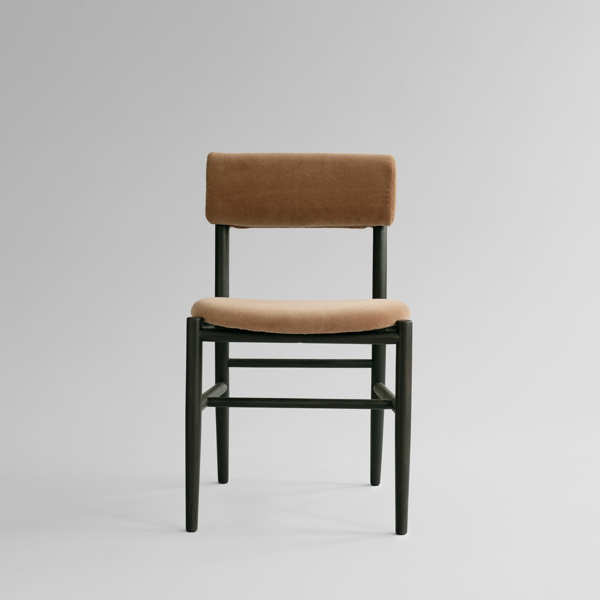 Nama Dining Chair – Coffee Black Oak / Desert fra 101 Copenhagen
