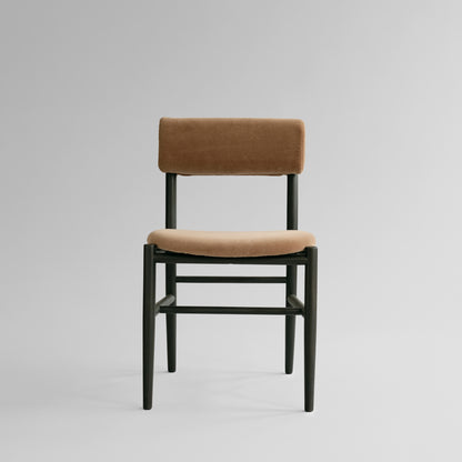 Nama Dining Chair – Coffee Black Oak / Desert fra 101 Copenhagen