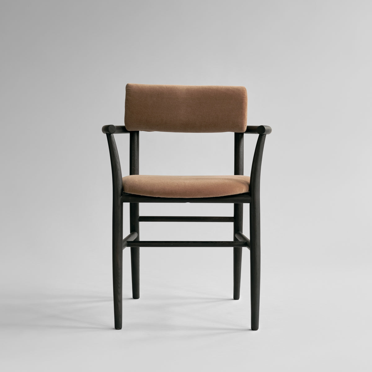 Nama Dining Chair Armrest – Coffee Black Oak / Desert fra 101 Copenhagen