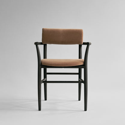 Nama Dining Chair Armrest – Coffee Black Oak / Desert fra 101 Copenhagen