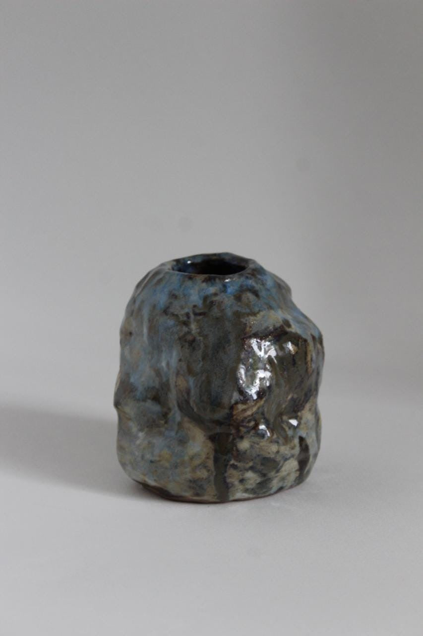 Skulpturel vase – Blå / grå — NIWA Ceramics
