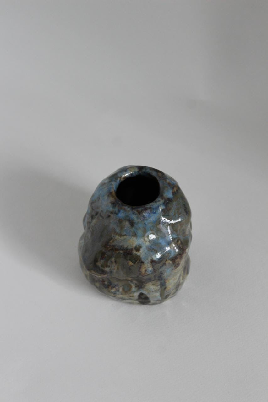 Skulpturel vase – Blå / grå — NIWA Ceramics – alternativ vinkel