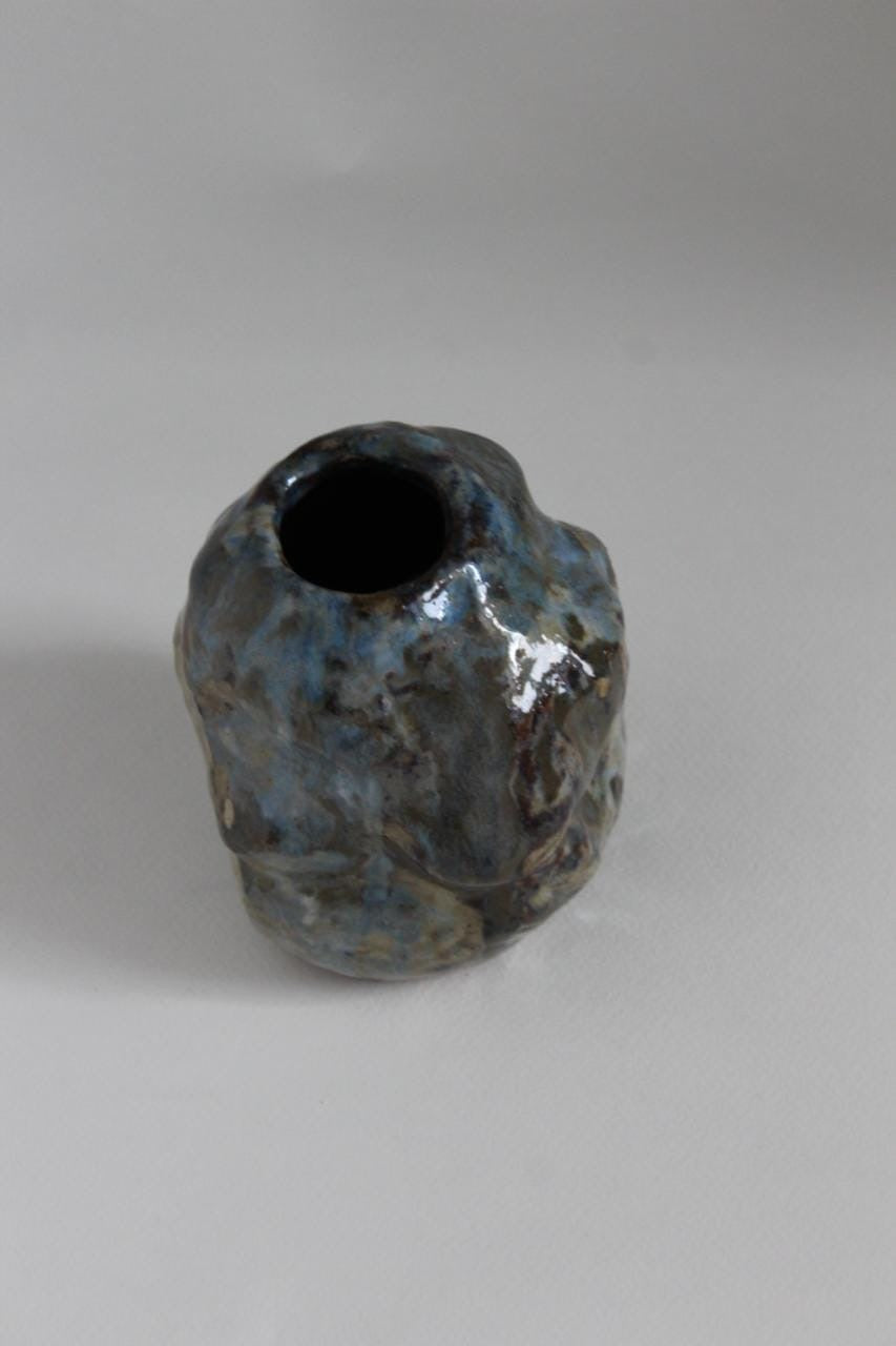 Skulpturel vase – Blå / grå — NIWA Ceramics – alternativ vinkel