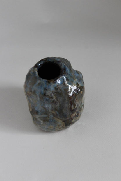 Skulpturel vase – Blå / grå — NIWA Ceramics – alternativ vinkel