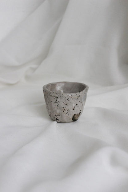 Rund kop — NIWA Ceramics – Lys med mørke prikker