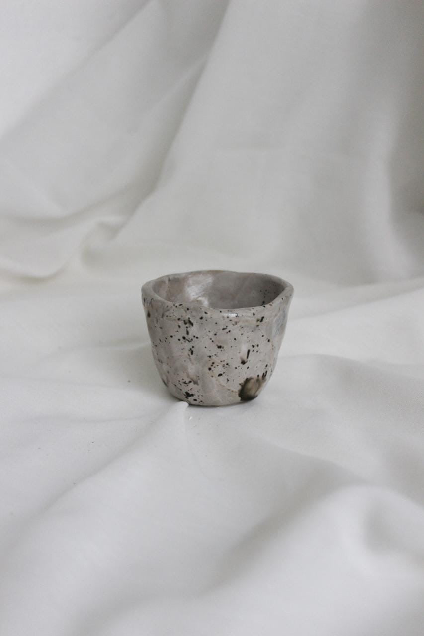 Rund kop — NIWA Ceramics – Lys med mørke prikker