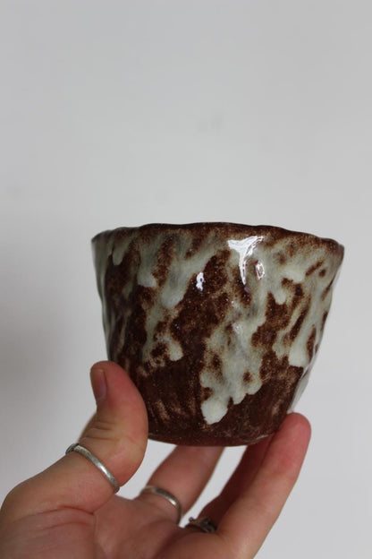 Kop 300 ml – Brun / hvid — NIWA Ceramics – alternativ vinkel