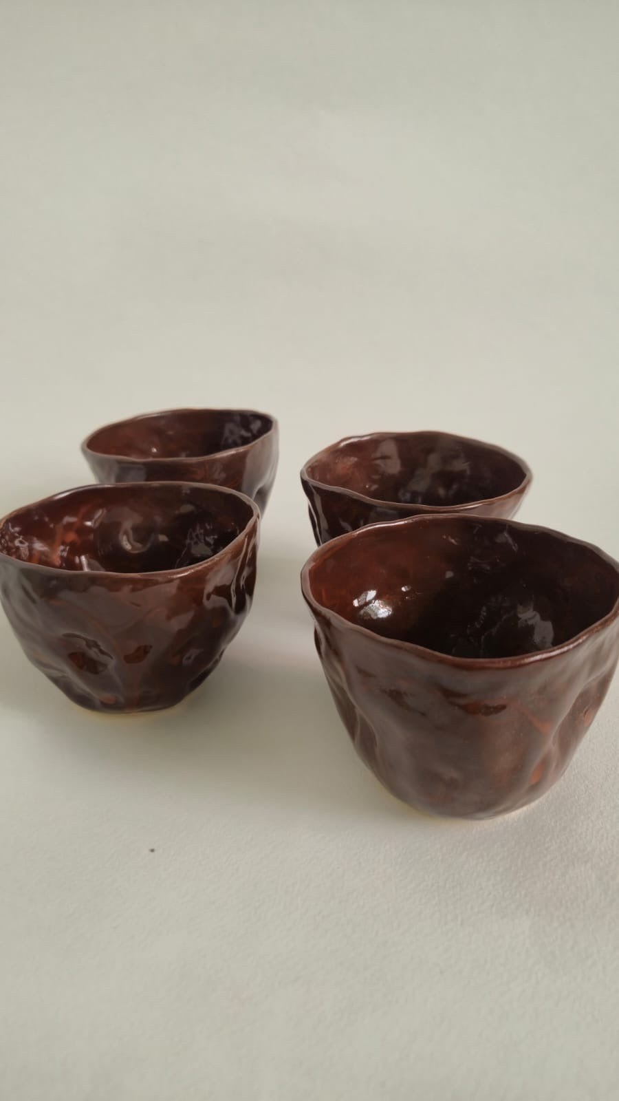 Fire Cocoa Cups med organiske former og blank brun glasur; sælges enkeltvis