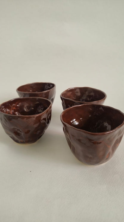 Fire Cocoa Cups med organiske former og blank brun glasur; sælges enkeltvis