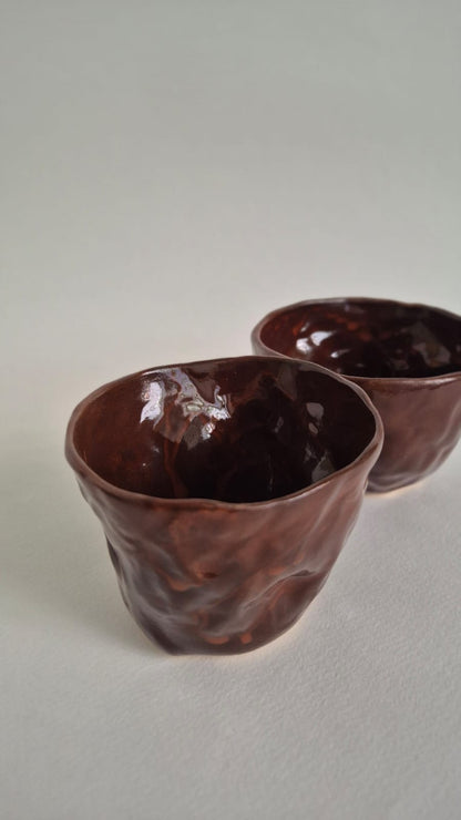 Detalje af to mørkebrune Cocoa Cups fra NIWA; sælges enkeltvis