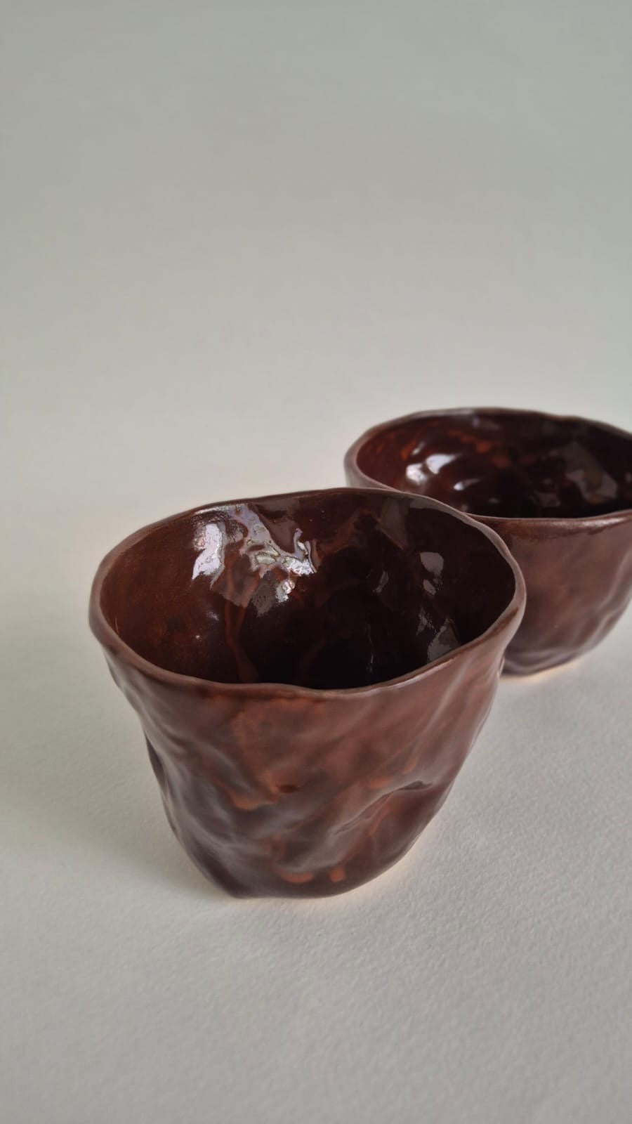 Detalje af to mørkebrune Cocoa Cups fra NIWA; sælges enkeltvis